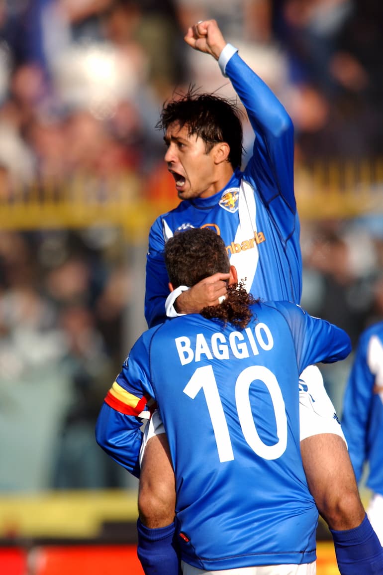 Matuzalem festeggia Roberto Baggio dopo aver ricevuto un assist
