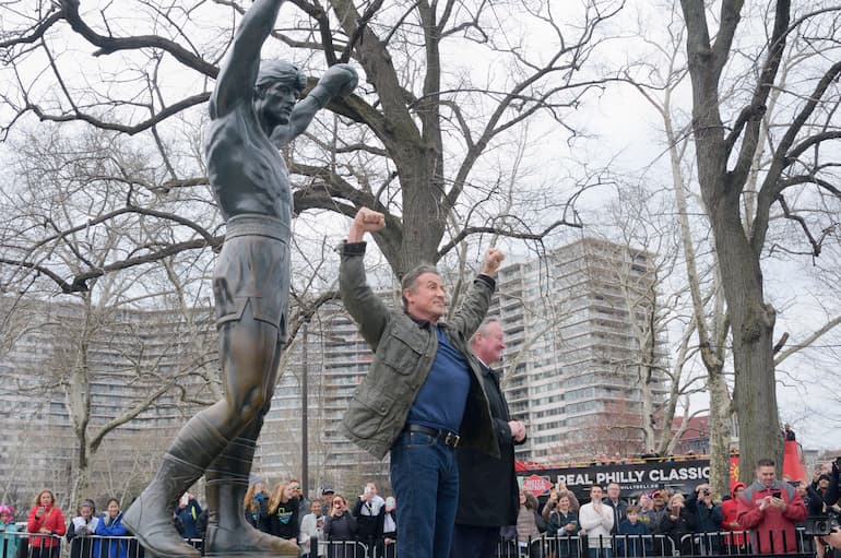 Stallone a Phila accanto alla statua